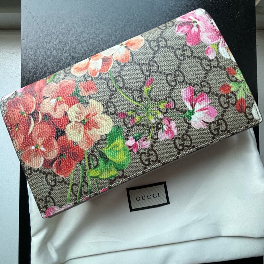 NEW: GUCCI GG supreme monogram blooms wallet on chain: this listing for WOC only
